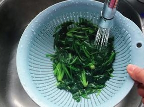 冷水中冲凉冷却沥干水分备用