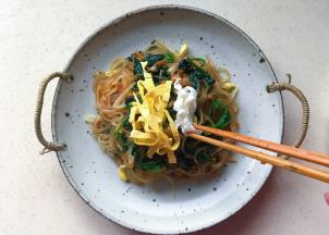 炒好后装于漂亮容器里，上面放上金银鸡蛋丝