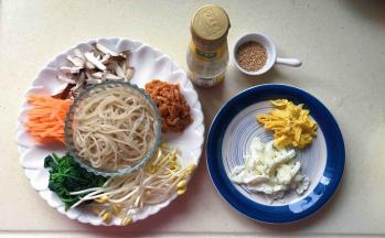 切好鲜菇丝、胡萝卜丝、豆芽洗净去根