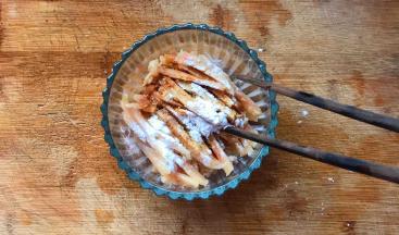 加入淀粉拌匀备用