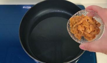 热锅冷油，依次放入鸡肉丝、香菇丝、胡萝卜丝、菠菜、翻炒均匀