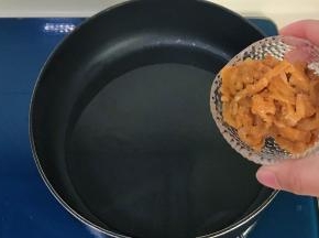 热锅冷油，依次放入鸡肉丝、香菇丝、胡萝卜丝、菠菜、翻炒均匀