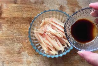 鸡肉切成丝，放入鸡精、蚝油