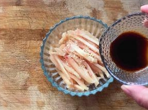 鸡肉切成丝，放入鸡精、蚝油