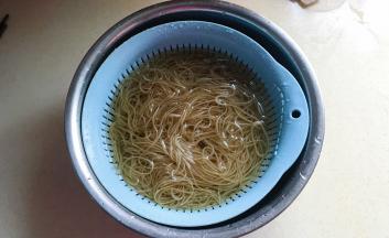 捞出后浸泡于冷水中
