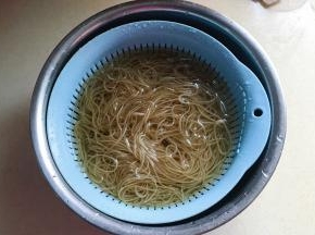 捞出后浸泡于冷水中