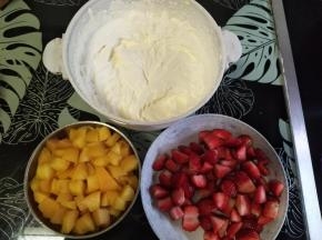 水果切小粒，先称350克淡奶油加35细砂糖进行打发，作为夹心奶油