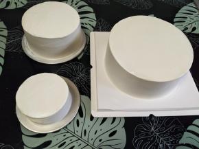 再称350克淡奶油加35克细砂糖进行打发，抹面奶油6-7成（剩下的再低速打发作为裱花）