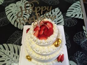 草莓切小粒装饰一下，元宝巧克力装饰