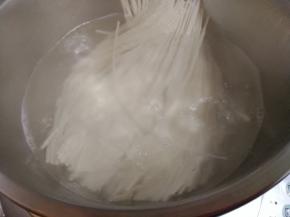 我里烧热水下入挂面筷子搅动，不要黏在一起将挂面煮熟，