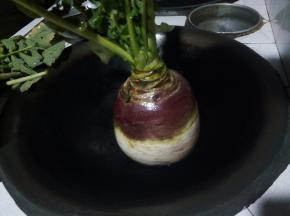 把大头菜的根须削去，洗干净