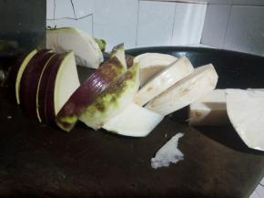 把大头菜对半切开，再切成厚片