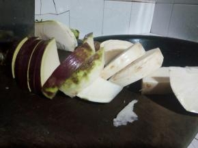 把大头菜对半切开，再切成厚片