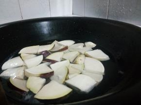 锅里多放一点水，放切好的大头菜