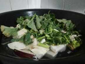 一起放入锅里，水一定要比大头菜多