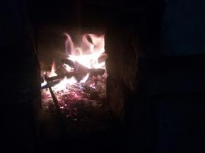 土灶开始生火，刚开始一定要多放柴火，烧的旺