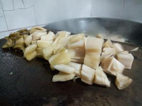 等大头菜煮熟，腌白菜切成小段