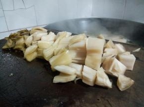 等大头菜煮熟，腌白菜切成小段