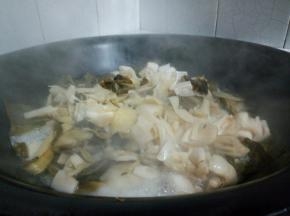 腌白菜放入锅里（此时火可以稍微小一点，让它慢慢炖）