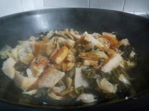 加点生抽，盐，料酒，继续炖