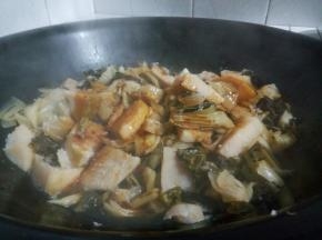 加点生抽，盐，料酒，继续炖