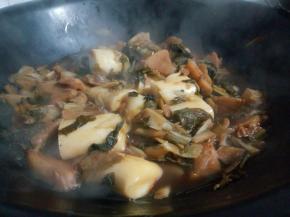 大头菜出锅前，放了年糕段，年糕特别香！