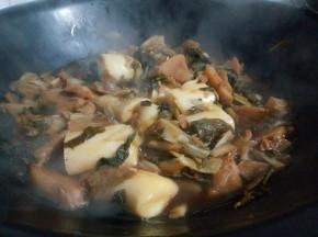 大头菜出锅前，放了年糕段，年糕特别香！