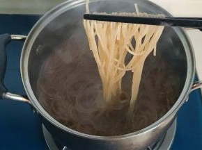 放入粉丝煮熟