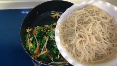 最后倒入粉丝翻炒片刻，加入蚝油、生抽、鸡精