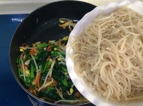 最后倒入粉丝翻炒片刻，加入蚝油、生抽、鸡精