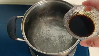 锅里放水，水开后倒入老抽