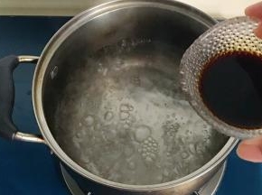锅里放水，水开后倒入老抽