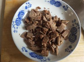 卤牛肉切丁。