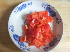 红椒切丁，生姜切片。