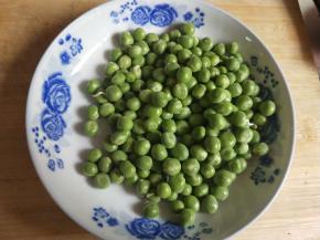 豌豆洗净备用。