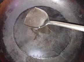 锅内放水，烧开。