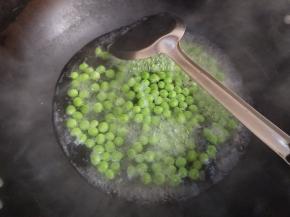 豌豆焯水五分钟，捞出备用。