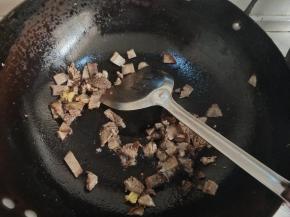 生姜爆香，放牛肉粒翻炒。
