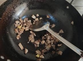生姜爆香，放牛肉粒翻炒。