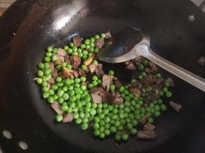 倒入豌豆翻炒。