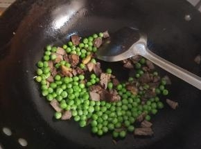 倒入豌豆翻炒。