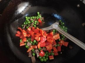 放入红椒，翻炒。