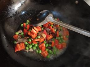 加入一点开水，一勺味极鲜，翻炒。