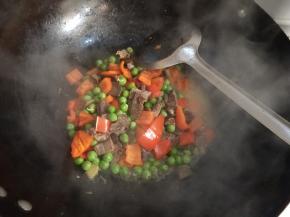 汤汁变浓，放鸡精，可以出锅啦！