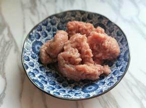 肉糜放入器具中。