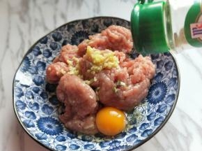 再加入胡椒粉。