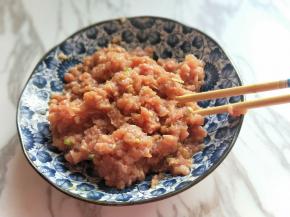 用筷子搅拌均匀，腌制15分钟。