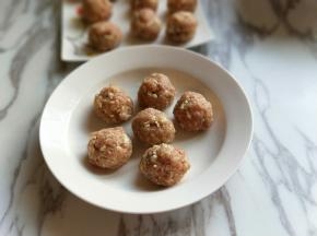 戴上一次性手套，搓出自己想要的大小丸子即可。