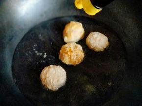 锅中加入清水，把炸好的丸子放入锅中，加入生抽，老抽。(吃几个做几个)