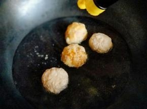 锅中加入清水，把炸好的丸子放入锅中，加入生抽，老抽。(吃几个做几个)